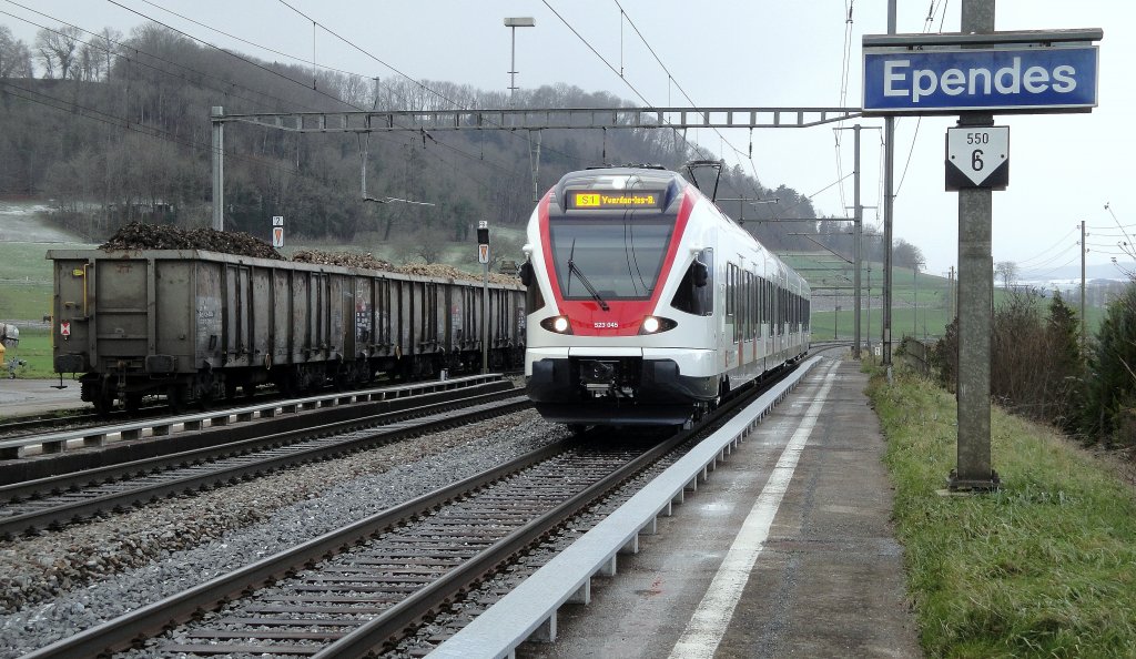 Erst seit einem halben Monat ist der brandneue RABe 523 045 auf den SBB Gleisen unterwegs. Am 06.12.12 durchfhrt er als S1 nach Yverdon-les-Bains den Bahnhof Ependes.