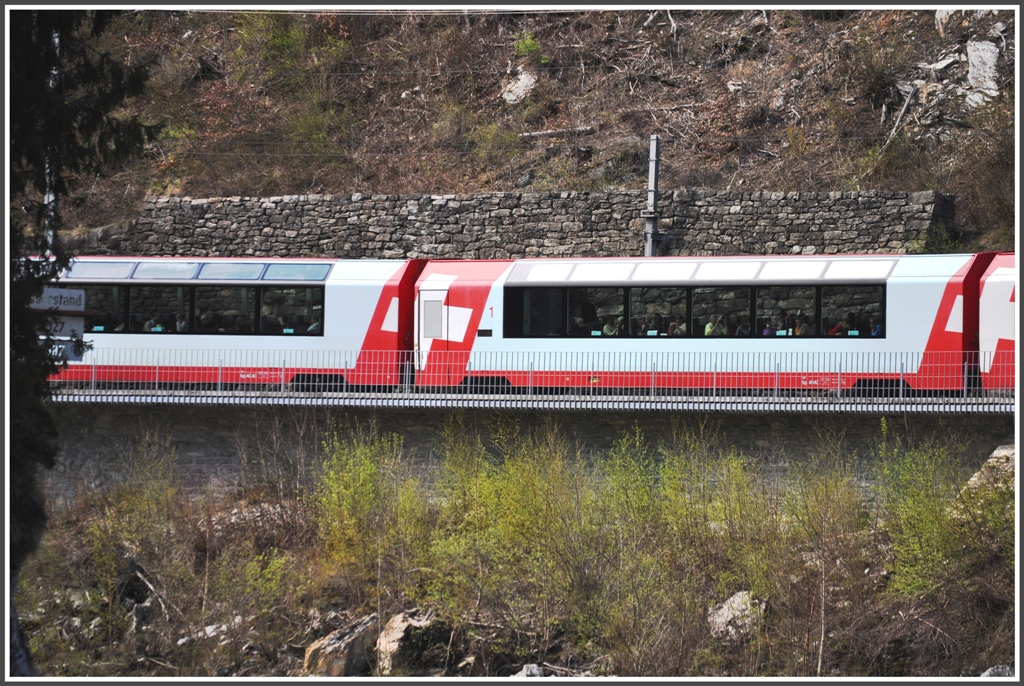 Erst zart spriesst das Grn und die Passagiere des GlacieExpress 910 haben noch eine annhernd uneingeschrnkte Sicht auf den Vorderrhein in der Rheinschlucht bei Trin. (12.04.2012)