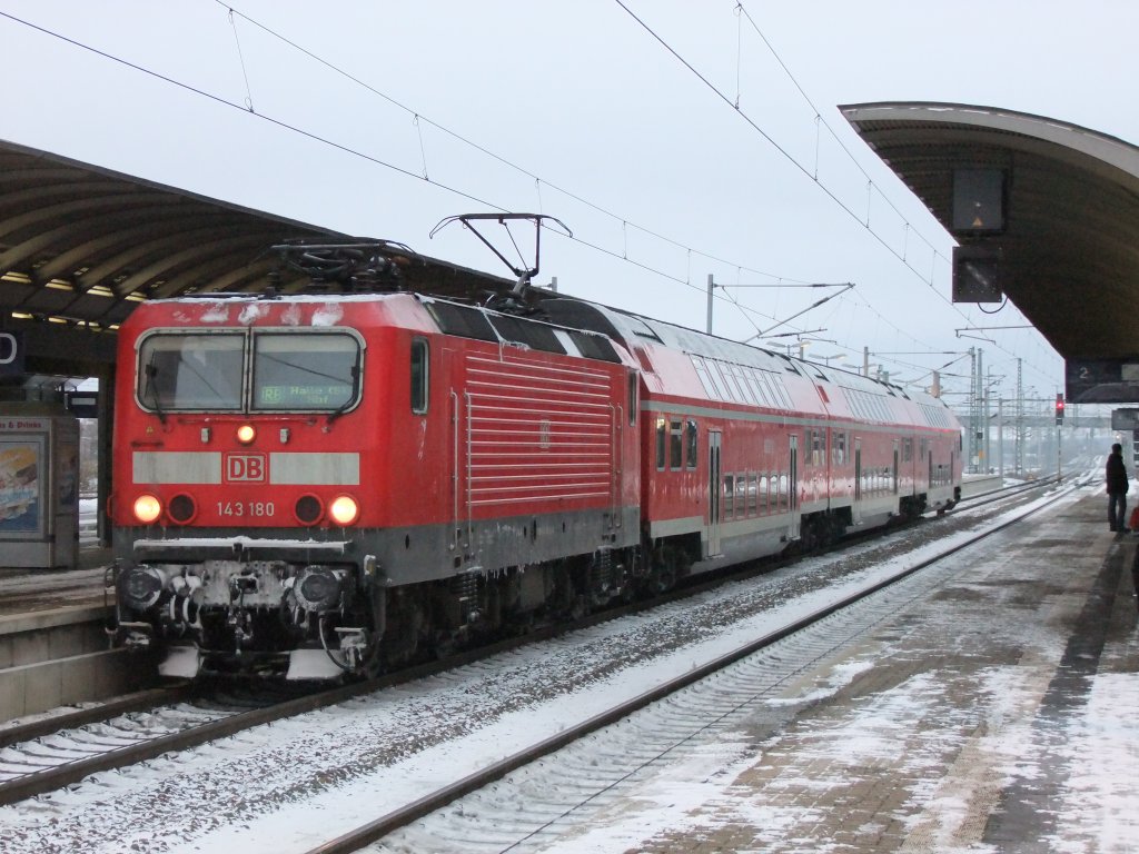 Erste Ahnung vom kommenden Winter vermittelt 143 180 am Morgen des 30.11.2010 im Bahnhof Bitterfeld