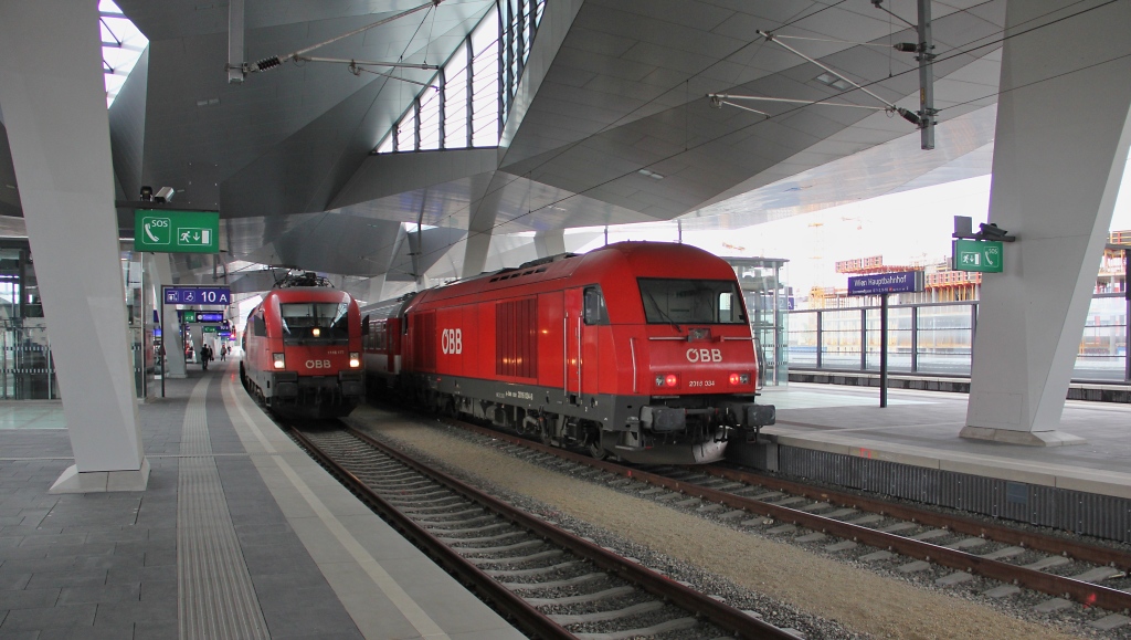 Erster Besuch des neuen Wiener Hauptbahnhofes. Schon erstaunlich, was hier im Laufe der Zeit schon entstanden ist und was noch entstehen wird... An den Bahnsteigen 10 und 11 stehen 2016 034 und 1116 177 mit ihren Regionalzgen bereit. Aufgenommen am 12.05.2013.