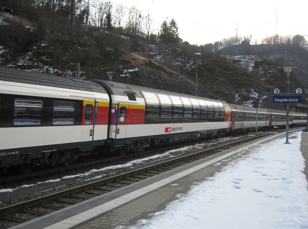 Erster revidierter Apm (Pano) 61 19-90 110 im IR 1761 in Ziegelbrcke, 06.02.2011.