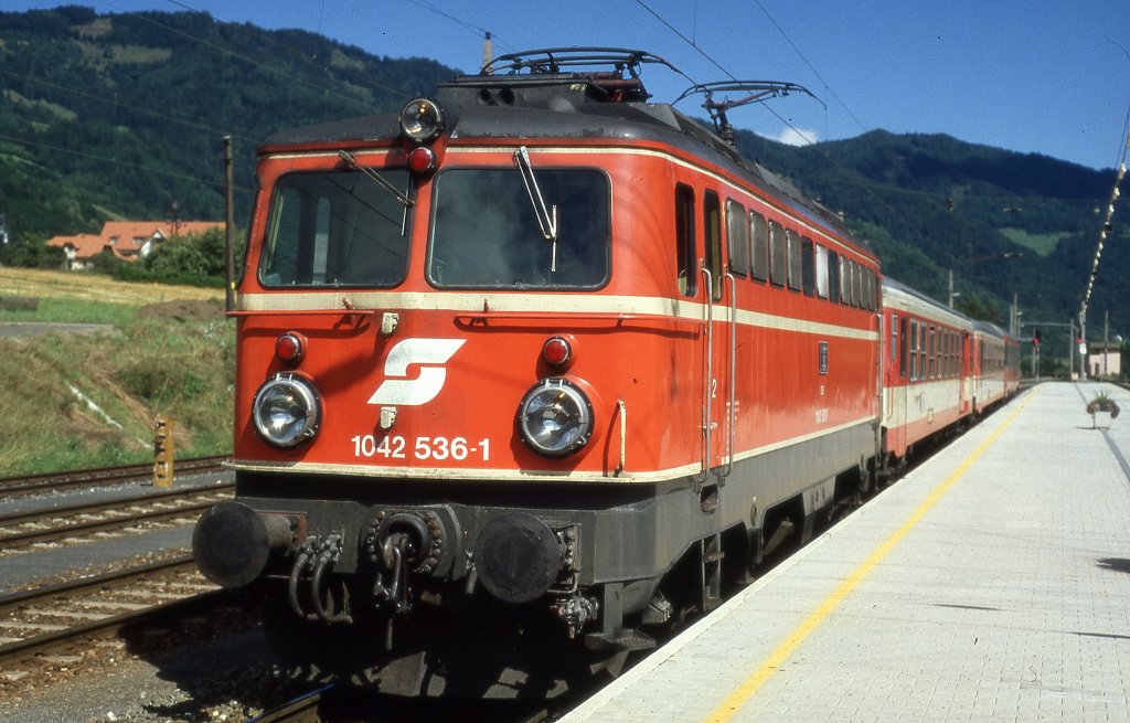 Erster Scan mit meinem neuen Scanner. Dieses Foto der 1042 536-1 entstand Ende Juni 1995. Wo die Aufnahme entstanden ist, kann ich allerdings leider nicht mehr sagen. Fr Fotointeressierte: aufgenommen mit Nikon F-301. (Scan vom Dia). 