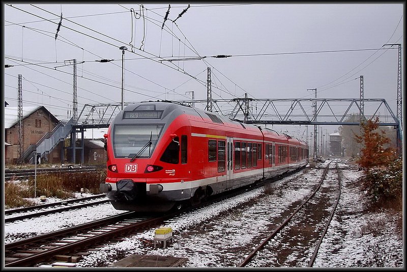 Erster Schnee in Stralsund. Ein Flirt als RE33308 aus Sassnitz kommend. am 05.11.09 
