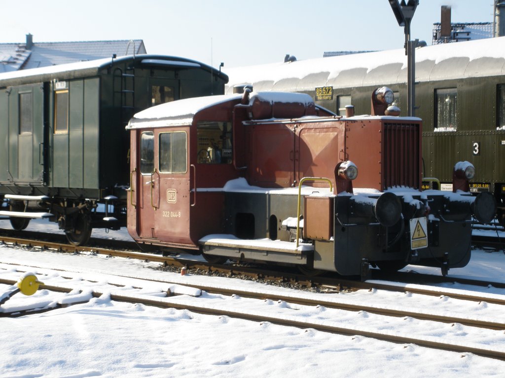 Erster Schnee berzieht den Ebser Bahnhof udn die dort abgestelle Kf am 20.12.09