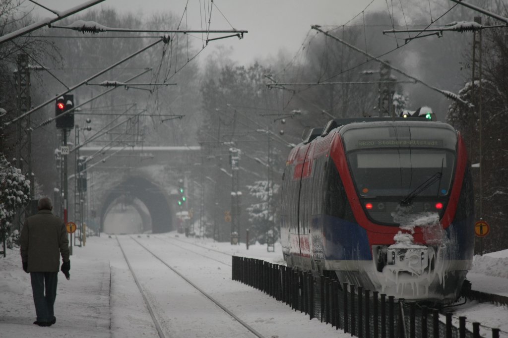 Erster Tag mit meinem neuen Teleobjektiv. Die Euregiobahn (643 226) am 26.12.2010 in Eilendorf bei der Abfahrt.