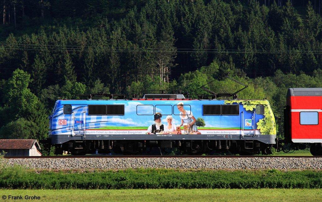 Erstmalig am Montag im neuen Design auf Strecke: DB 111 066-7 mit Werbung Biergarten vor RE 79031 Mnchen - Freilassing, KBS 951 Mnchen - Salzburg, fotografiert bei bersee am 14.05.2012 