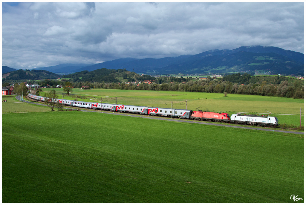 Erstmalig am Russenzug DRV 13118 (Nice-Moskva) waren heute die Vectron 193 901 und Taurus 1116 157, hier nahe St.Lorenzen bei Knittelfeld.
16.9.2012