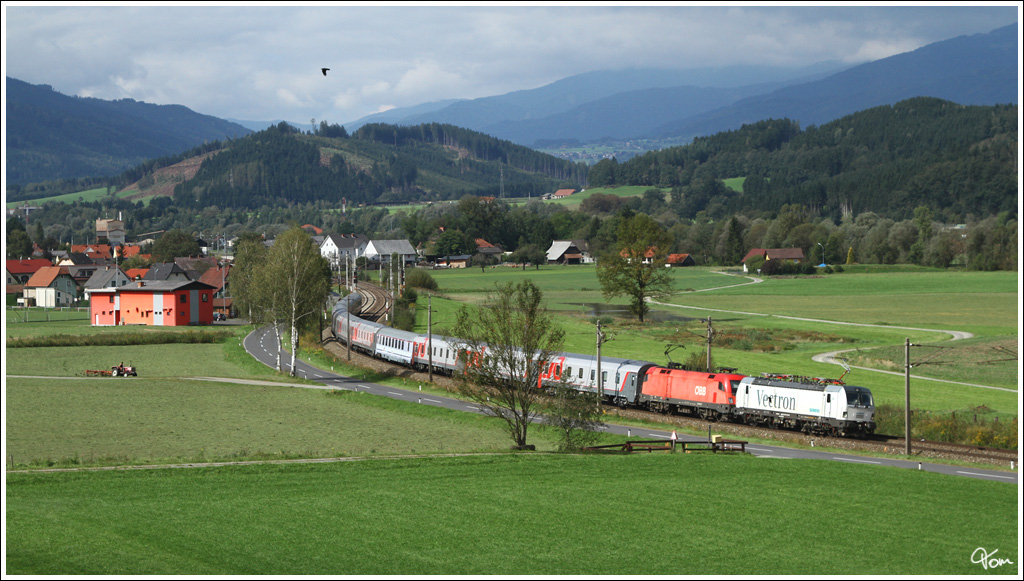 Erstmalig am Russenzug DRV 13118 (Nice-Moskva) waren heute die Vectron 193 901 und Taurus 1116 157, hier nahe St.Lorenzen bei Knittelfeld. 
16.9.2012