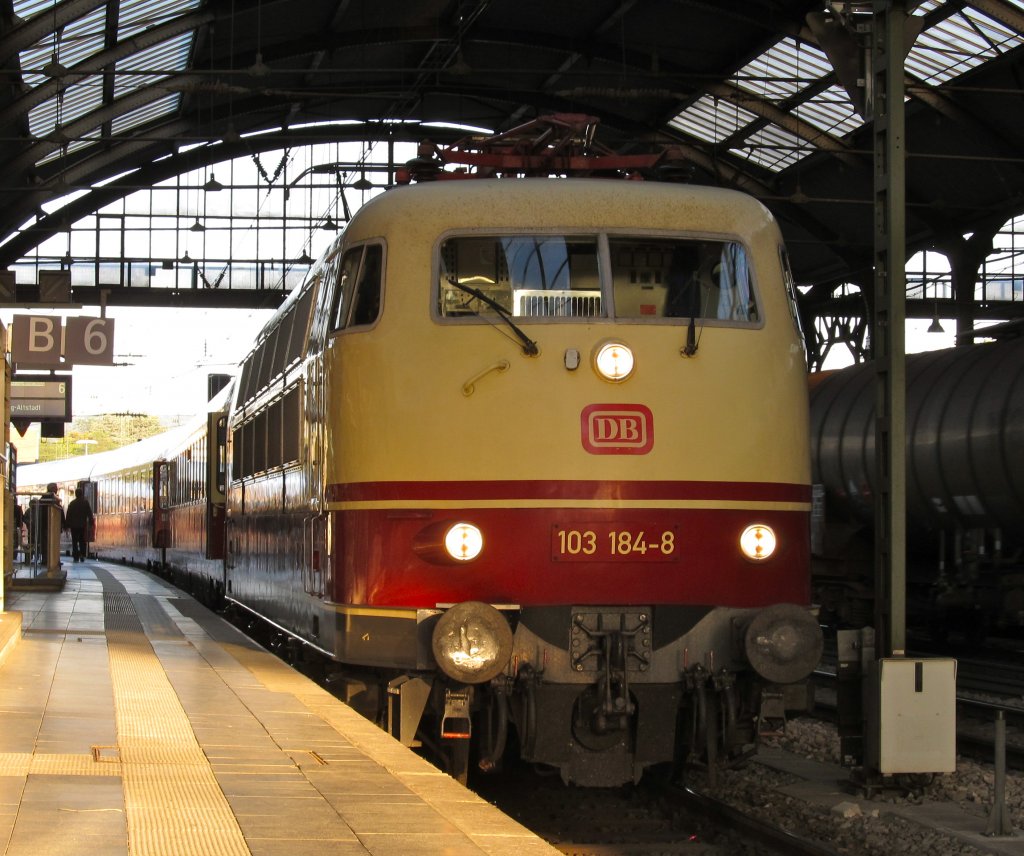 Erstmalig startete am 2.6.2011 der TEE Rheingold in Aachen Hbf. Zuglok war die 103 184-8.