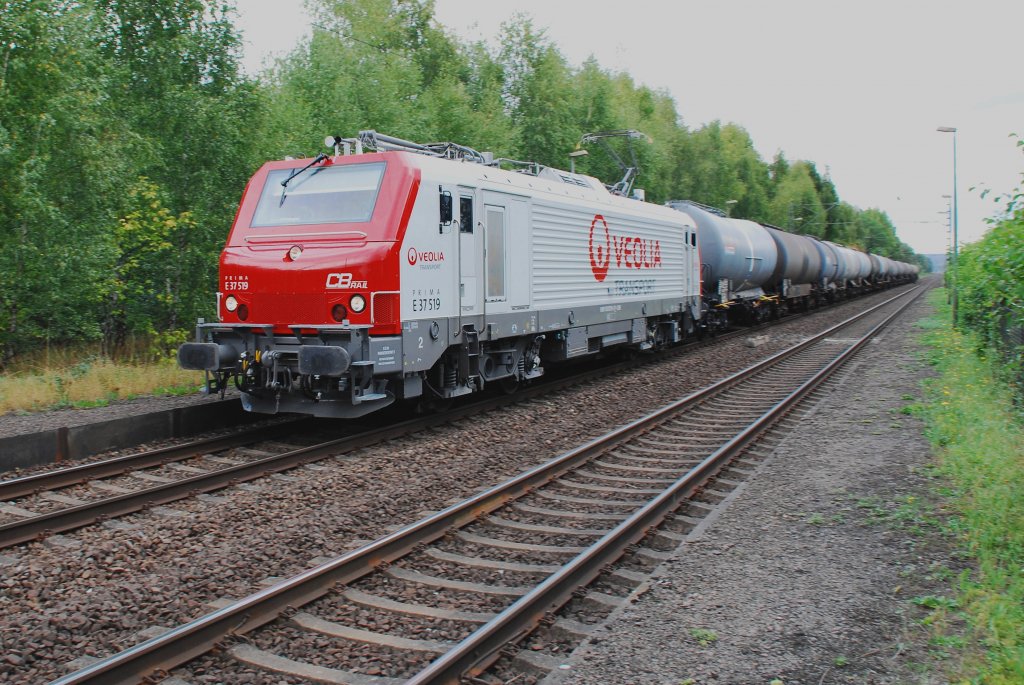 Erstsichtung: die Prima E37 519 der Veolia Transport kommt am 04.09.2009 die Steigung zur Avenwedder Brcke herauf gefahren. Ein paar leere Kesselwagen werden in Richtung Ruhrgebiet gebracht.