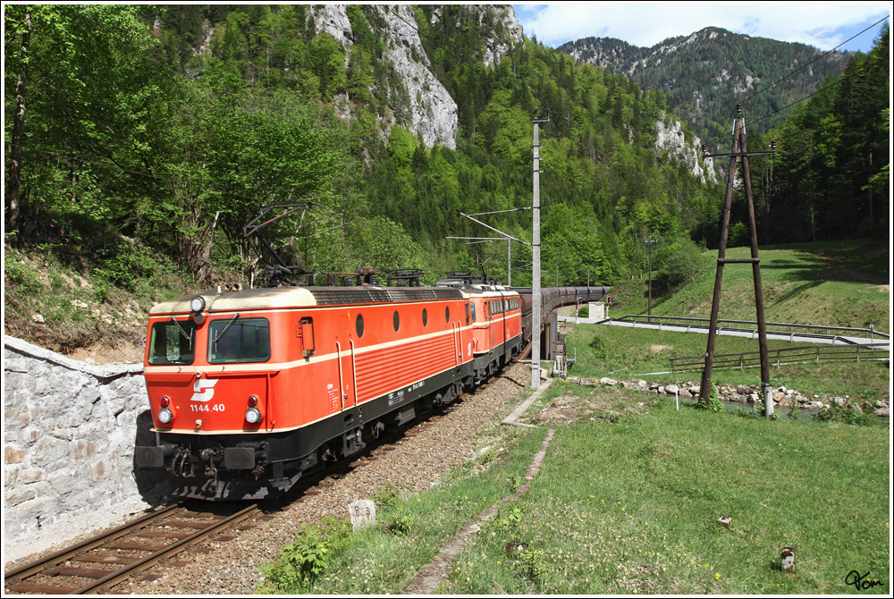 Erzbachtal - Das blutorange Tandem, bestehend aus 1144 040 und 1142 682 ziehen den Erzzug 55666 von Eisenerz nach Donawitz. 
Nogerwald 10.5.2012 

