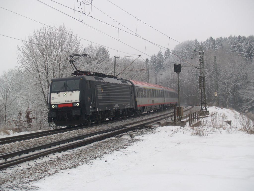 ES 64 F-092 mit EC88 am 13.01.2010 in Aling 