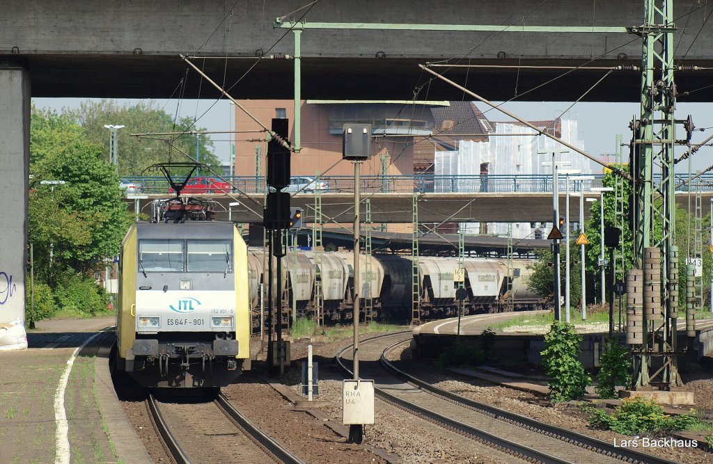 ES 64 F-901 steht am 5.06.10 mit einem Cerealienzug von der Hohen Schaar in Hamburg-Harburg und wartet auf die Weiterfahrt Richtung Maschen Rbf.