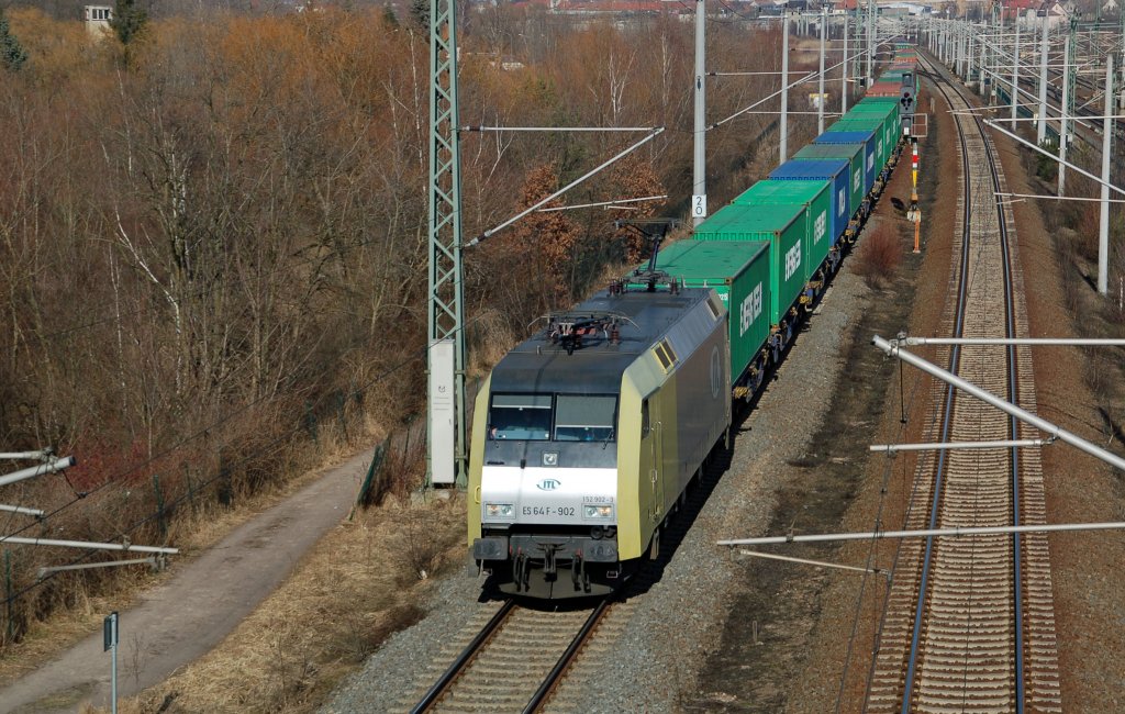 ES 64 F - 902 der ITL zieht am 25.02.11 ebenfalls einen Containerzug durch Holzwei�ig Richtung Halle(S).