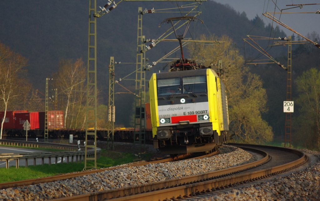 ES 64 F4-008 (E189 908RT) legt sich mit ihrem Containerzug bei Albungen in Fahrtrichtung S�den in die Kurve. Aufgenommen am 16.04.2010.