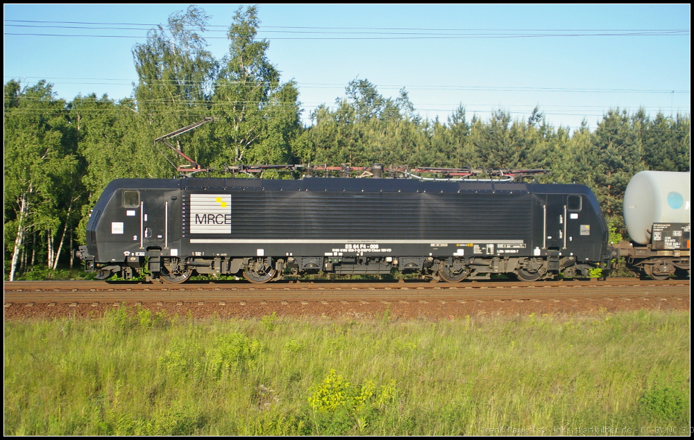 ES 64 F4-008 mit neuem MRCE-Logo. Sie fuhr am 05.06.2013 fr die LEG mit einem Kesselwagen-Zug durch die Berliner Wuhlheide