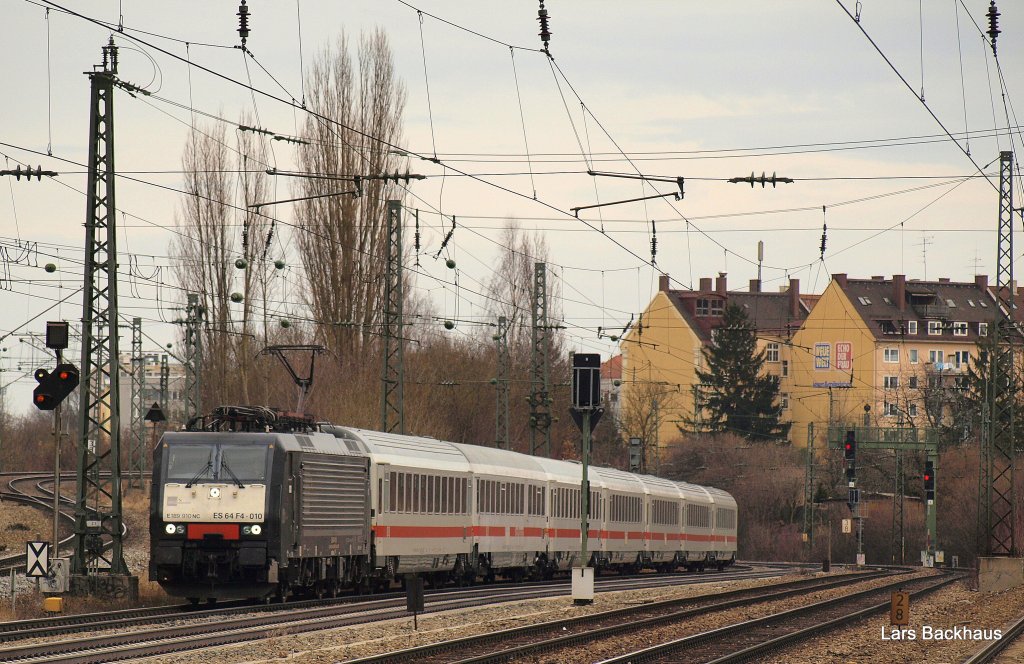 ES 64 F4-010 durchfhrt am 20.03.10 mit dem EC 80 aus Bozen den Bahnhof Heimeranplatz Richtung Mnchen Hbf.