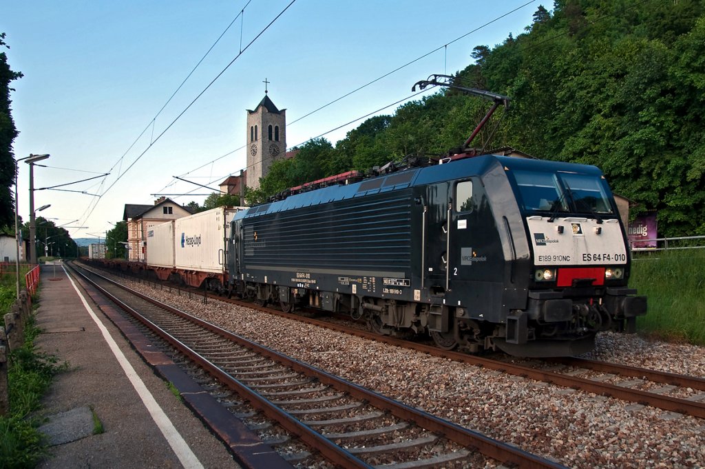 ES 64 F4-010, war am frhen Abend des 19.05.2011 in Fahrtrichtung Tulln unterwegs. Die Aufnahme entstand in Greifenstein-Altenberg. 