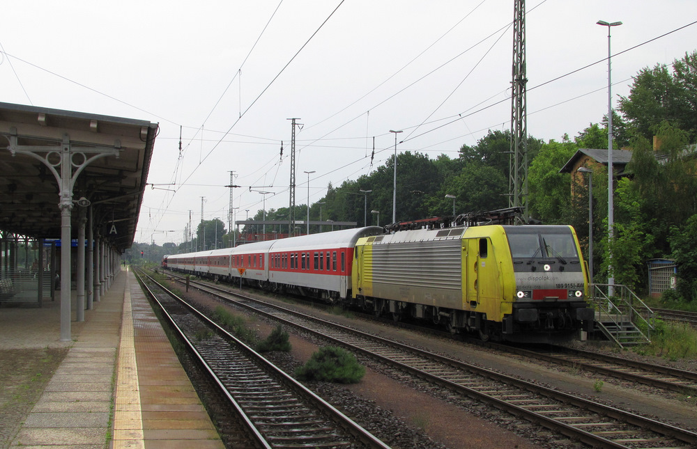ES 64 F4 - 015, alias 189 915  Dispolok , steht am 13.05.2011 mit dem AZ13307 nach Trieste Centrale in Berlin Wannsee zur Abfahrt bereit. Momentan ist die Lok abgebgelt, da hinten die Autowagen angekoppelt werden. Berlin Wannsee den 13.07.2011