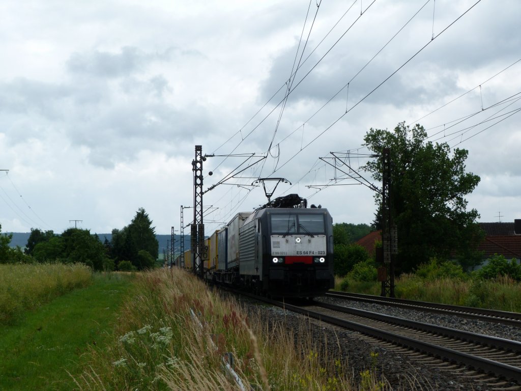 ES 64 F4 - 023 von MRCE fhrt am 29.06.13 mit einem KLV durch das Maintal, bei Himmelstadt, Richtung Gemnden (Main!) 