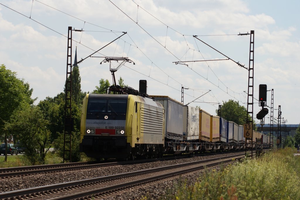 ES 64 F4-023 mit einem Containerzug in Thngersheim am 31.07.2010