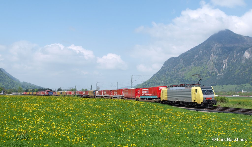 ES 64 F4-024 TX Logistik legt sich am 03.05.13 mit dem  Gruber  bei Niederaudorf in eine Kurve und wird gleich Kufstein erreichen.