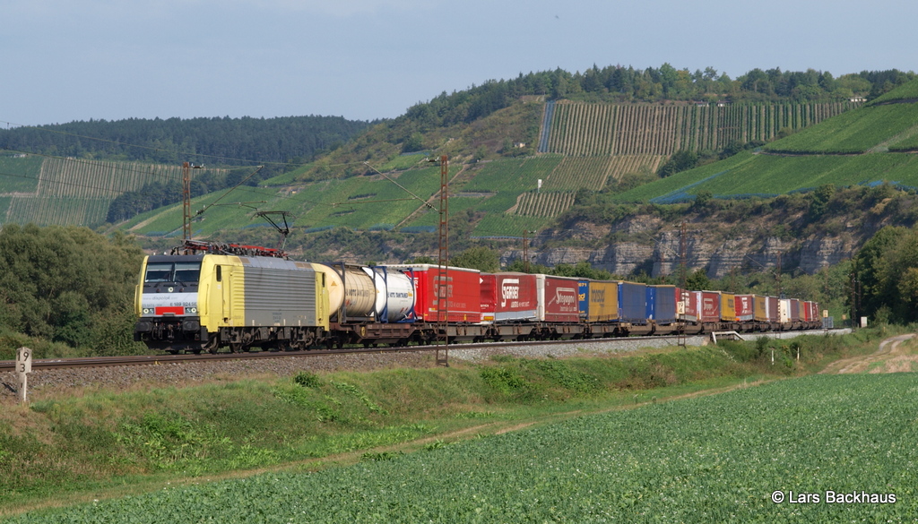 ES 64 F4-024 TXL rollt mit einem KLV-Zug durch das schne Maintal bei Himmelstadt. 5.09.12.