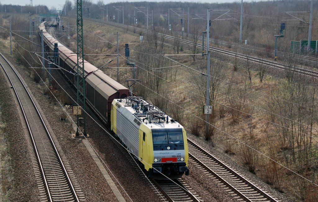 ES 64 F4 - 026 der TX Logistik zieht am 26.03.11 einen Schwenkdachwagenzug durch Holzweissig Richtung Bitterfeld.