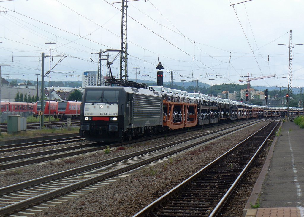 ES 64 F4 027 zieht einen Ford Autozug  am 23.09.2011 durch Kaiserslautern

