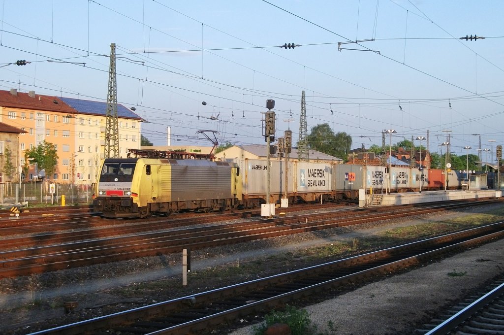 ES 64 F4-031 verlsst am Abend des 01.Mais 2012 mit einem Containerzug den Bahnhof Bamberg Richtung Schweinfurt.