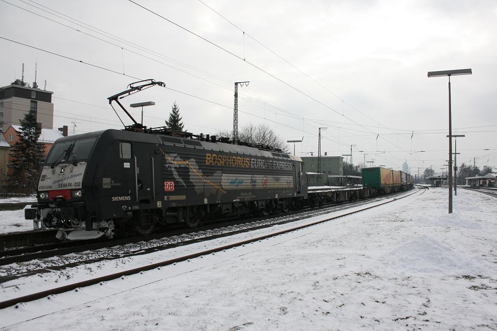 ES 64 F4 032 mit KLV in Richtung Norden in Augsburg Oberhausen(25.01.2011)