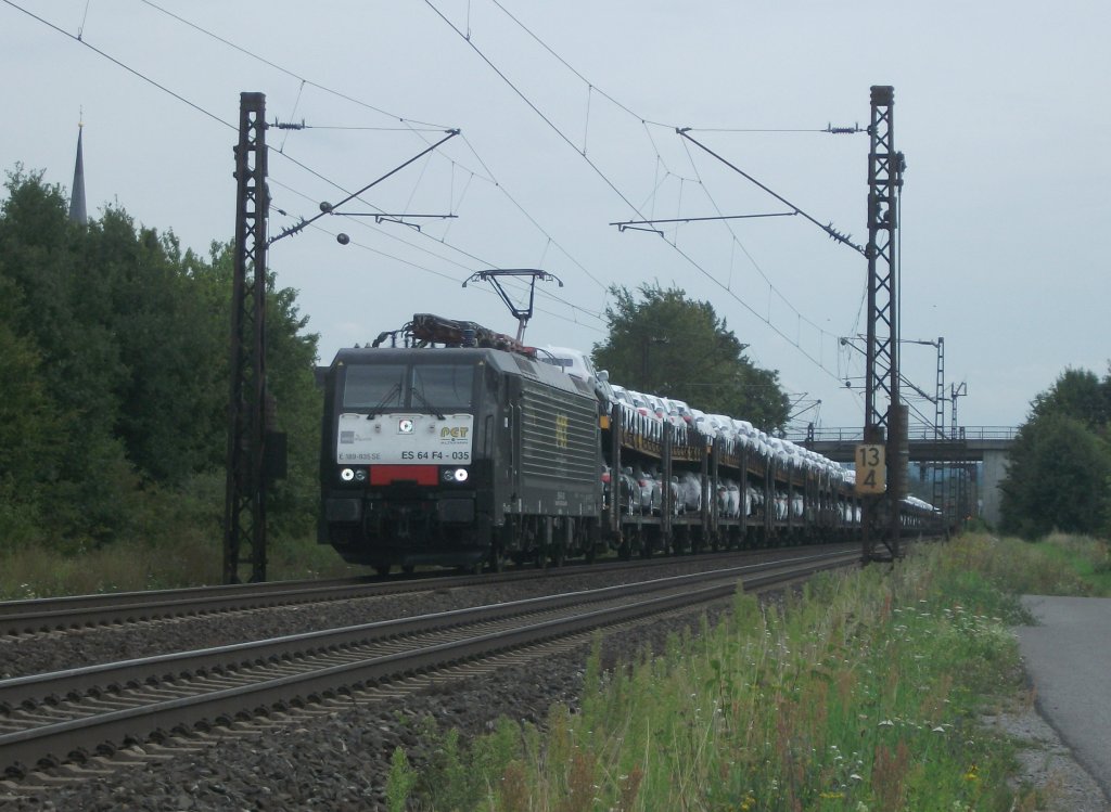 ES 64 F4-035 von PCT Altmann ist am 03.August 2011 mit einem Autozug bei Thngersheim unterwegs.