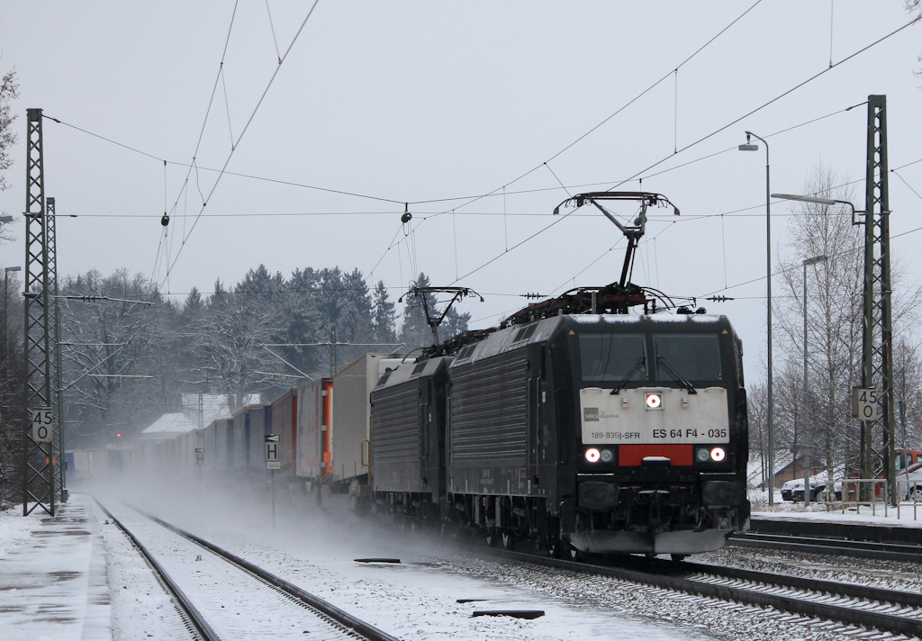 ES 64 F4 035 und eine Schwesterlok mit einem KLV in Aling. Aufgenommen am 12. Januar 2013.