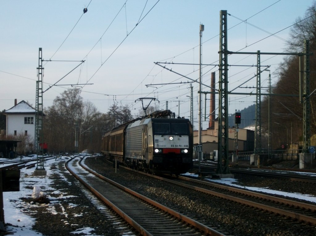 ES 64 F4-036 der MRCE durchfhrt am 02. Mrz 2013 mit dem Papierzug von Italien nach Rostock Seehafen den Bahnhof Kronach Richtung Saalfeld.