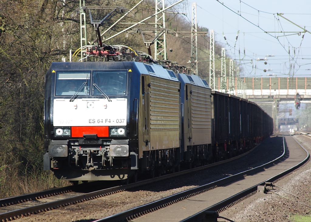 ES 64 F4-037 + ES 64 F4-xxx mit offenen Gterwagen in Fahrtrichtung Hannover. Aufgenommen am 02.04.2011 in Dedensen-Gmmer.