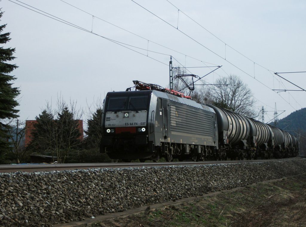 ES 64 F4-037 von MRCE ist mit einem Kesselzug am 25.03.11 bei Halach Richtung Saalfeld(S) unterwegs. Netten Gru zurck an den Tf.
