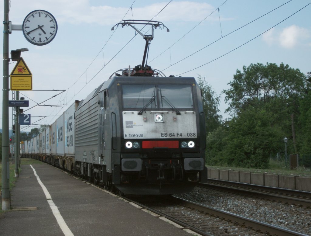 ES 64 F4-038 (189 938) von MRCE durchfhrt am 04.Juni 2011 mit einem langen und vollen Containerzug den Bahnhof Gundelsdorf.