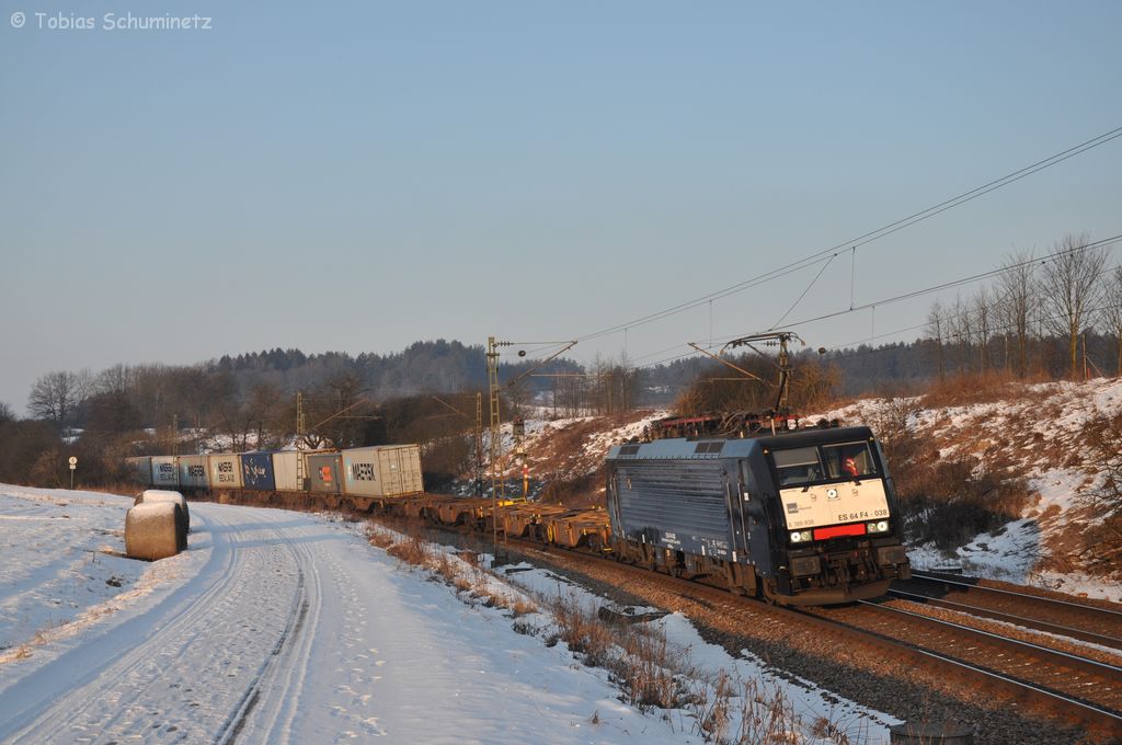 ES 64 F4 - 038 mit Containerzug am fr�hen Morgen des 11.02.2012 bei P�lling