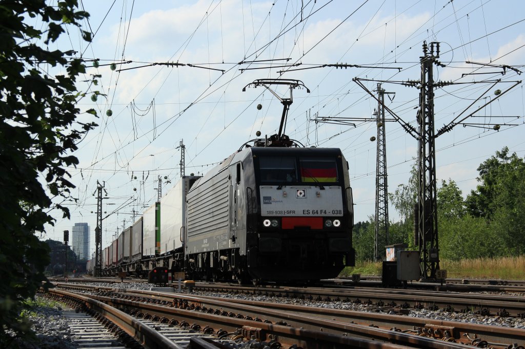 ES 64 F4 038 der MRCE zieht am 21.06.12 einen KLV Zug fhr TXLogsitik durch den Rangierbahnhof Mnchen Sd.
Hier zeigt sogar der Tfzf seine Unterschttzung fr die Deutsche Nationalmannschaft bei der Europameisterschaft in Polen und der Ukraine.