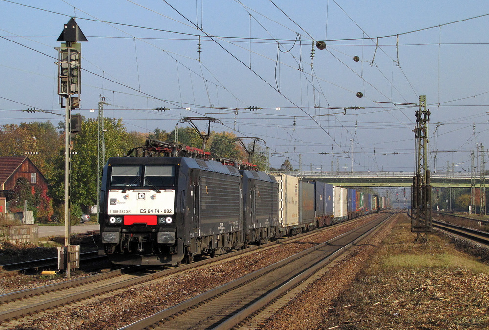 ES 64 F4 - 082 fuhr mit einer Schwesterlok und ihrem Sattelzug hier an uns mit Gregor in Graben-Neudorf vorbei. 22.10.2011