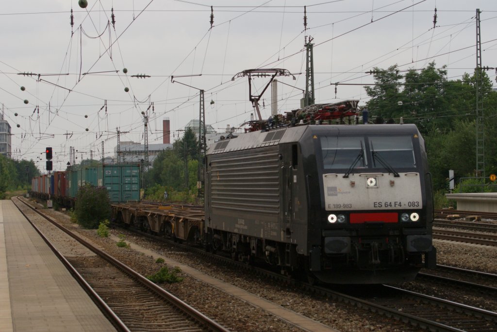ES 64 F4-083 mit einem Containerzug in Mnchen-Heimeranplatz am 14.08.2010