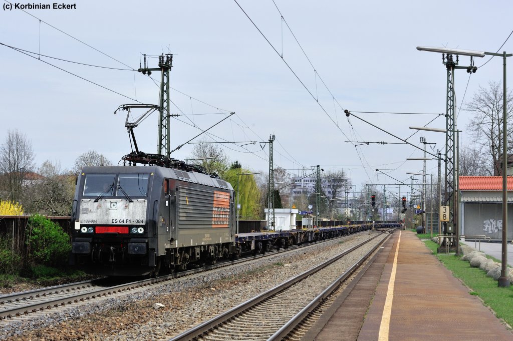 ES 64 F4 - 084 von MRCE ausgeliehen von Locon mit leeren Flachwagen Richtung Nrnberg bei der Durchfahrt in Regensburg-Prfening, 10.04.2012