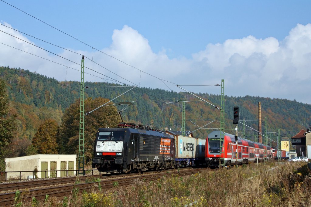 ES 64 F4-084 wurde dem Fotografen am 21.10.'11 fast zugefahren. Kurz nach dem passieren der S1 nach Bad Schandau konnte sie im ehem. Gterbahnhof Knigstein abgelichtet werden.