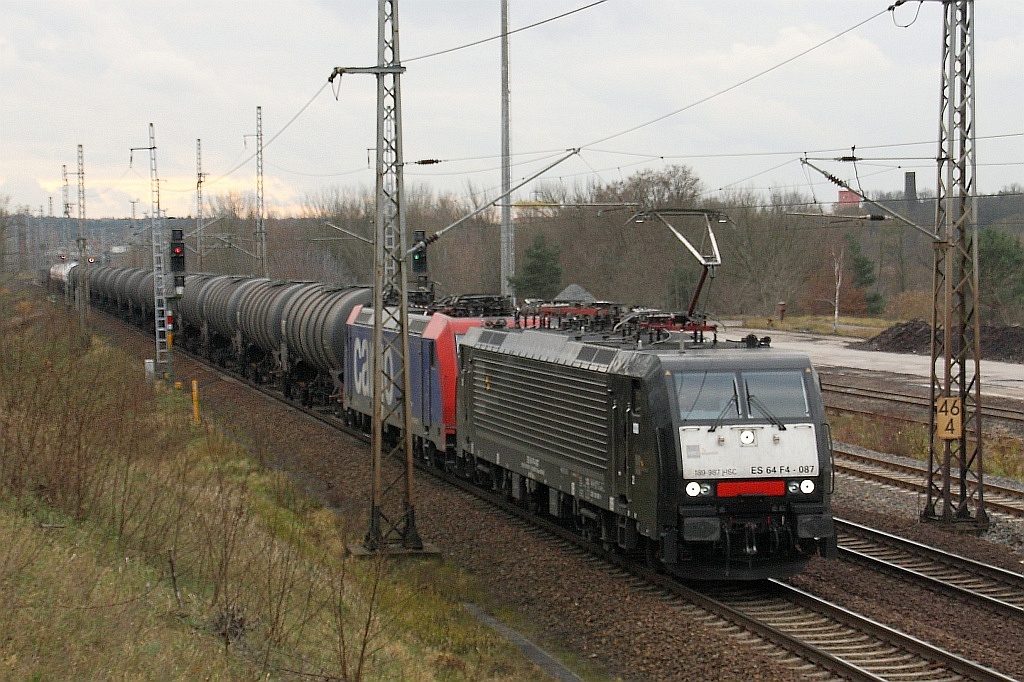 ES 64 F4-087 mit 482 041 und Kesselwagen auf dem Weg nach Stendell, Eberswalde 11.11.2010