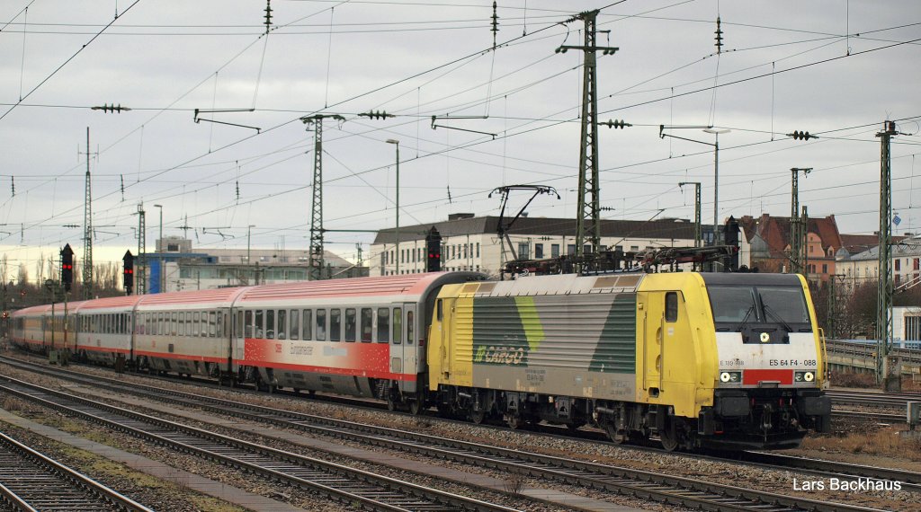 ES 64 F4-088 bei der Einfahrt mit EC 87 nach Verona Porta Nuova in Mnchen-Ost am 21.03.10. Auffllig ist der erste Wagen hinter der Lok, welcher meines Wissens nach der letzte briggebliebene EM-Wagen ist.