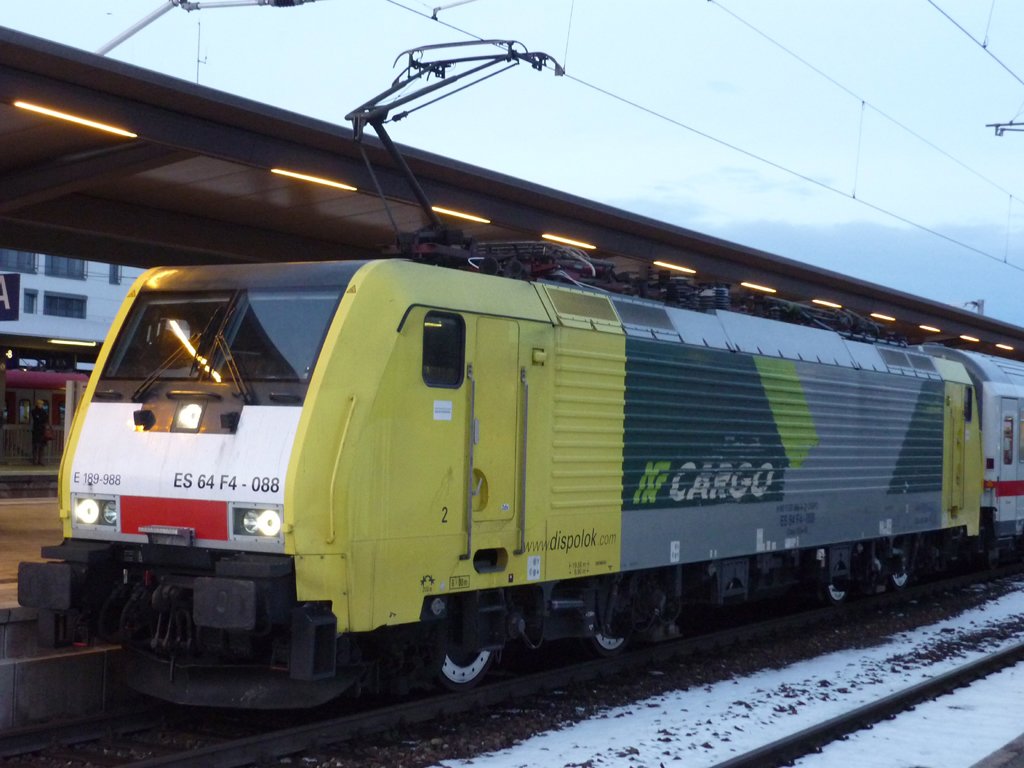 ES 64 F4 088 ist mit dem DB - BB Eurocity 80 in Mnchen Ost eingefahren. 