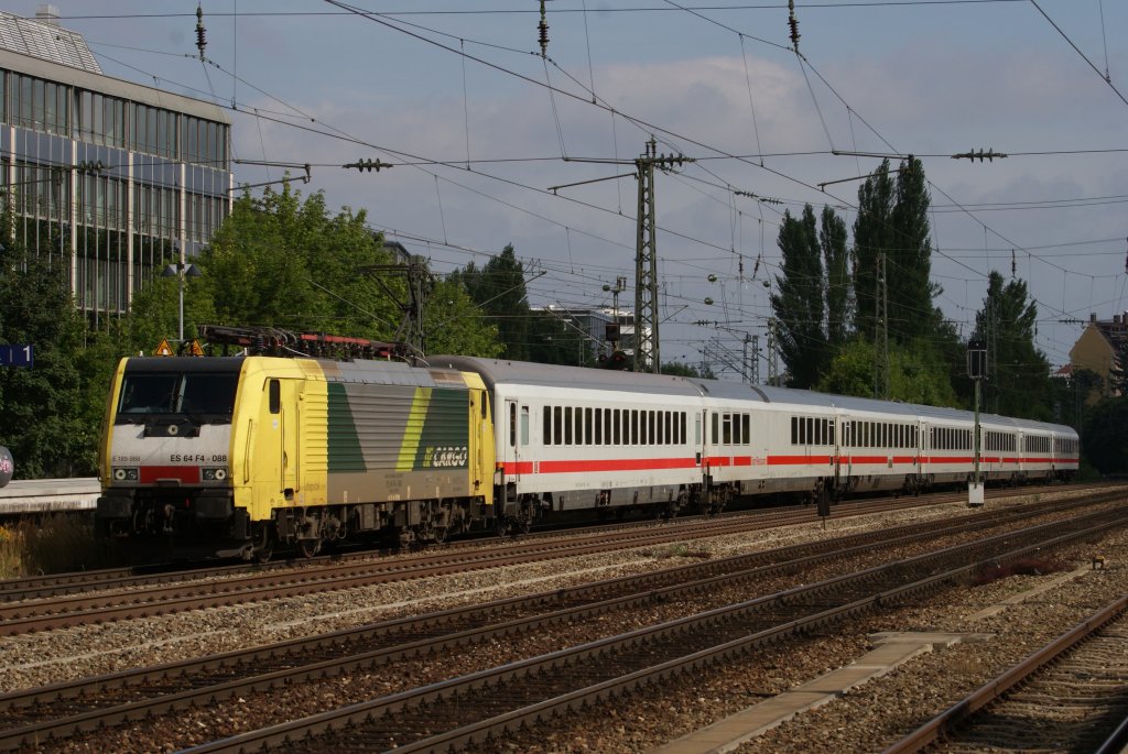ES 64 F4-088 mit einem IC in Mnchen-Heiemranplatz am 14.08.2010