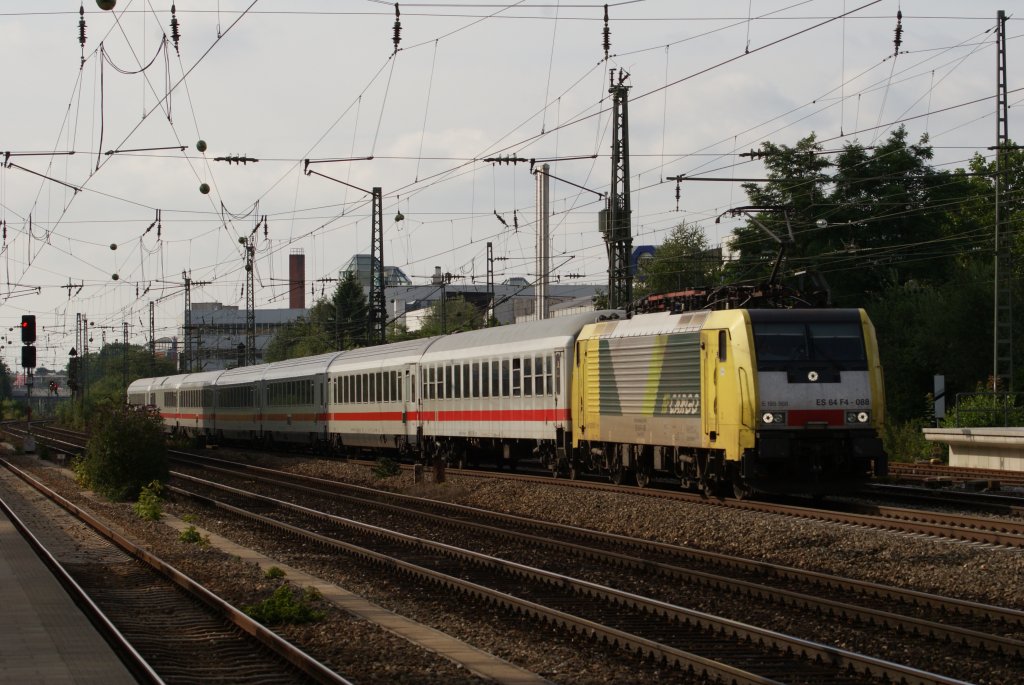 ES 64 F4-088 mit einem IC in Mnchen-Heimeranplatz am 14.08.2010