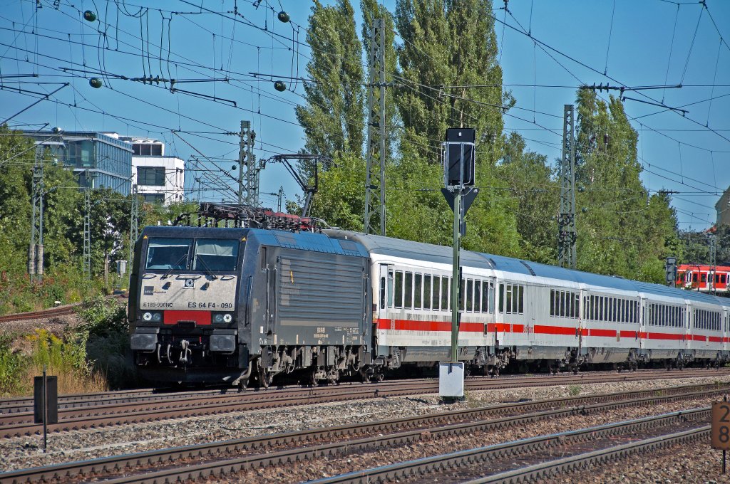 ES 64 F4 - 090 mit IC am 01.08.2010 bei der Durchfahrt durch Mnchen Heimeranplatz.
