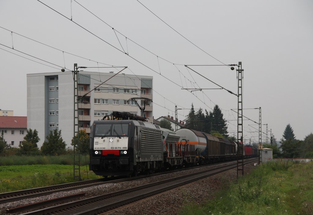 ES 64 F4-090 fhrt bei recht trbem Wetter mit einem gemischtem Gterzug in Richtung Frankfurt/Main.Aufgenommen am 30.09.10 in Lampertheim.
